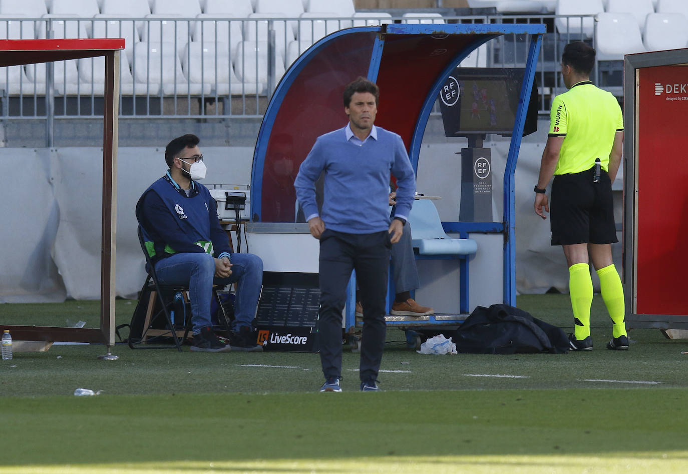 Rubi dialoga con sus jugadoers, mientras que Ais Reig observa la jugada del segundo penalti para la UDA. 