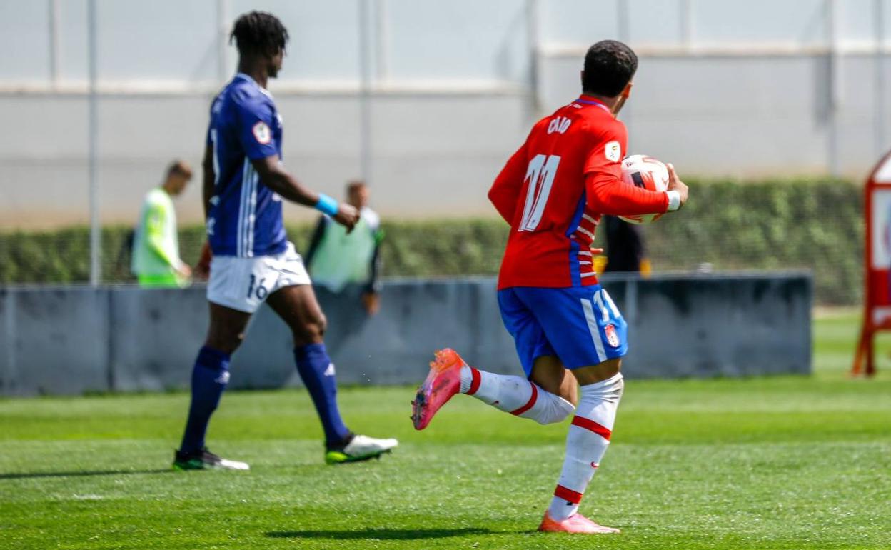 Caio Emerson celebra el gol logrado y se va al centro de campo. 