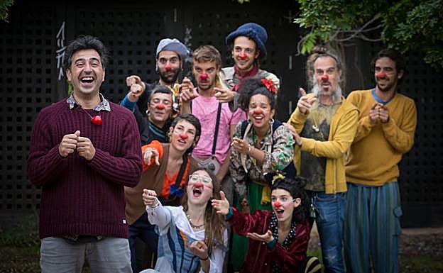 Imagen principal - Foto de arriba, todos señalando a Piero. Abajo, haciendo el clown. 