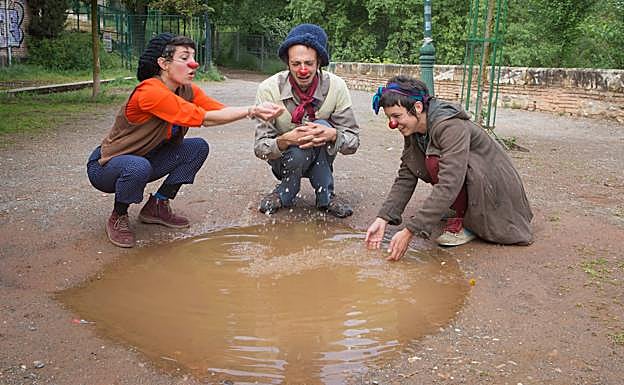 Anna, Guilem y Edurne jugando con un charco. 