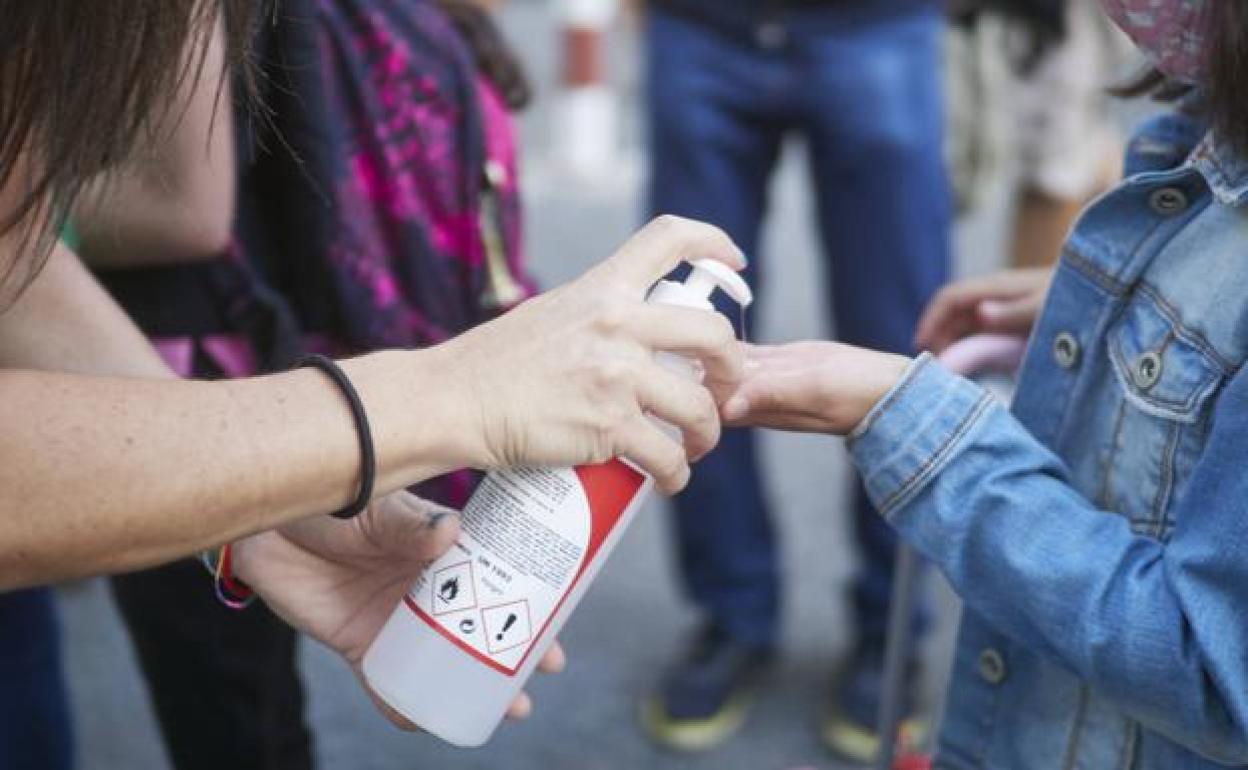 sanidad advierte riesgos gel hidroalcoholico fumadores niños