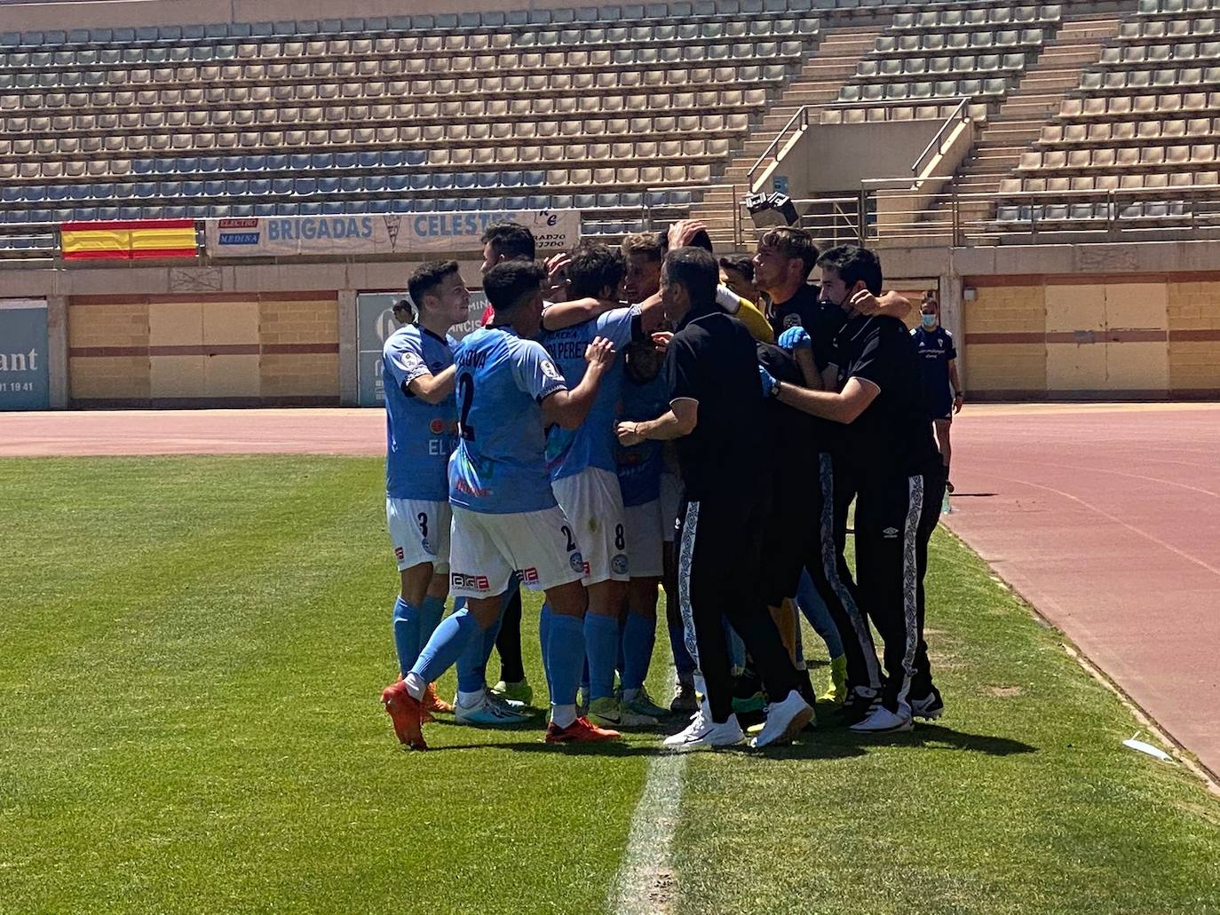 Los ejidenses celebran el gol de Toni Arranz que encarriló el partido. 