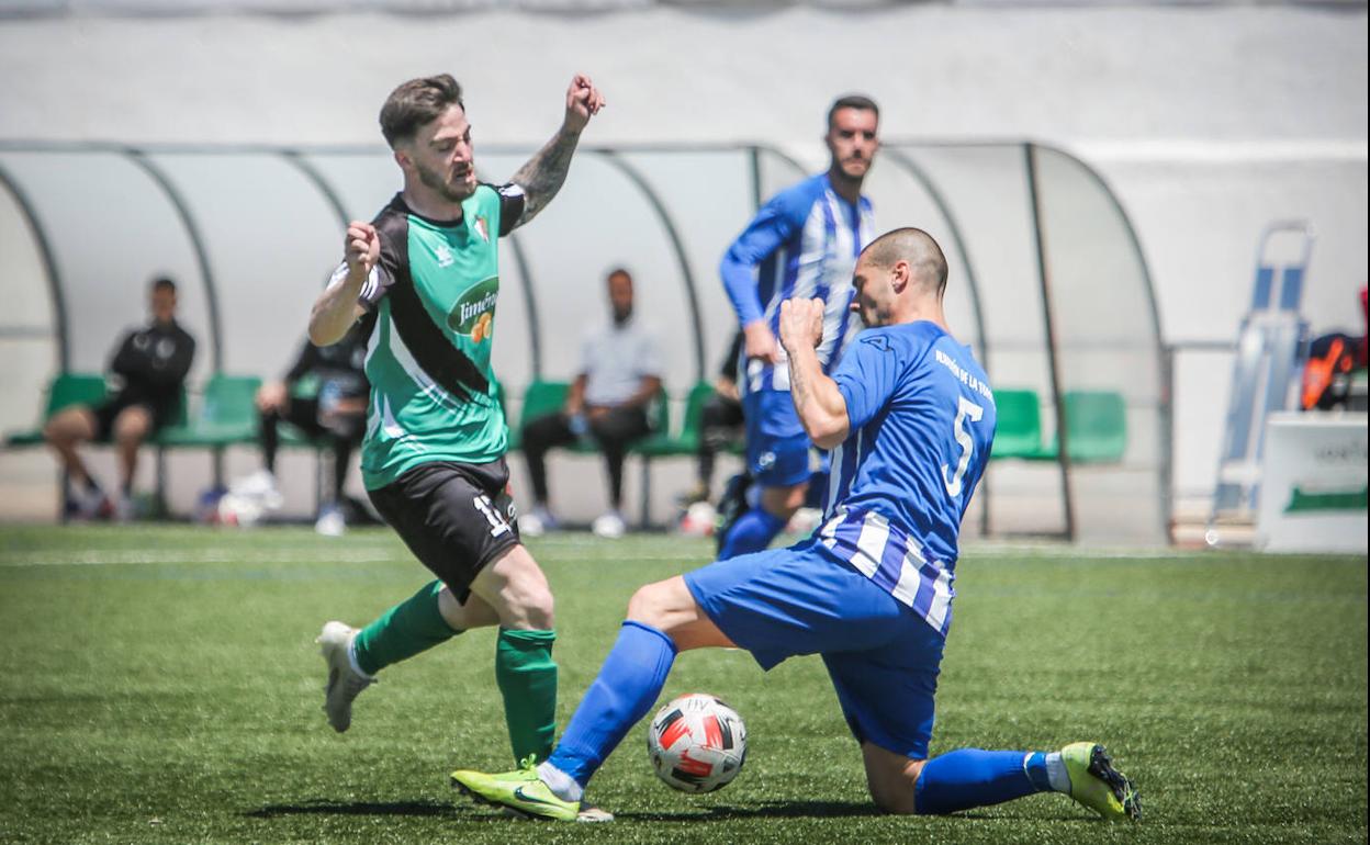 Montero, de los verdes, trata de superar al blanquiazul Castillo. 