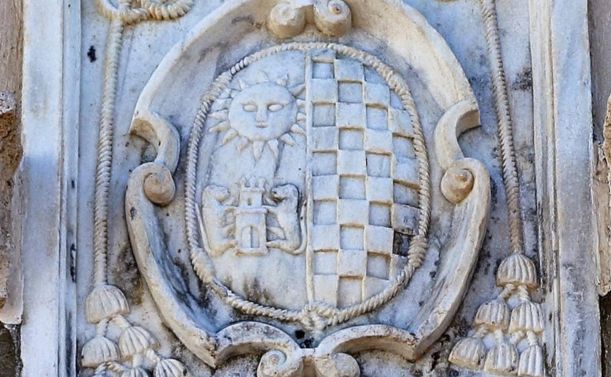 Escudo en la portada lateral de la Iglesia de la Encarnación. Tabernas.