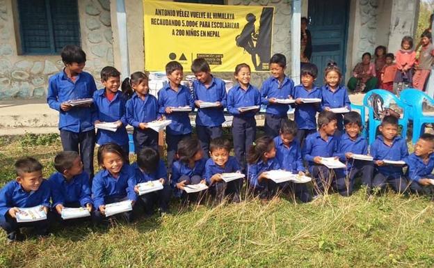 Imagen principal - Los primeros niños escolarizados por la fundación. Antonio Vélez, en uno de sus viajes a Nepal. Y Beatriz, con Cathi, cuando nació la Fundación. 