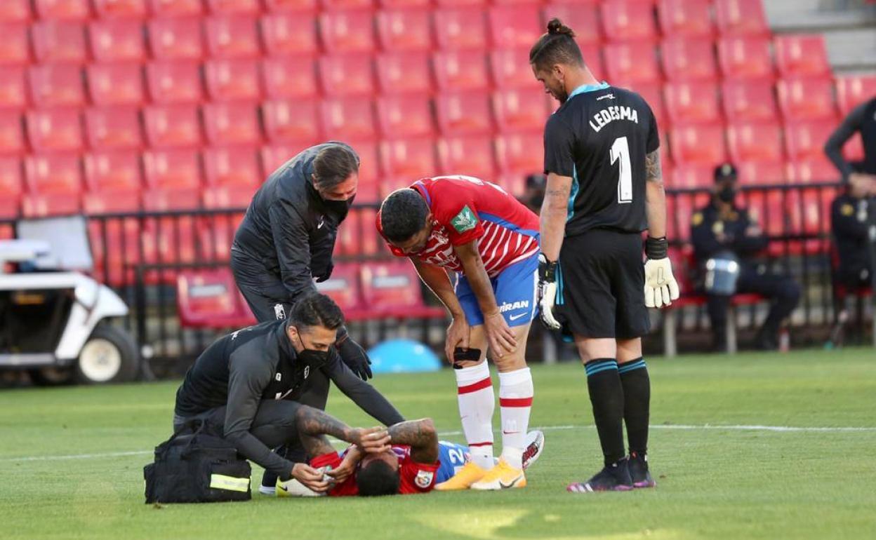 Los médicos del Granada atienden a Kenedy, hundido. 