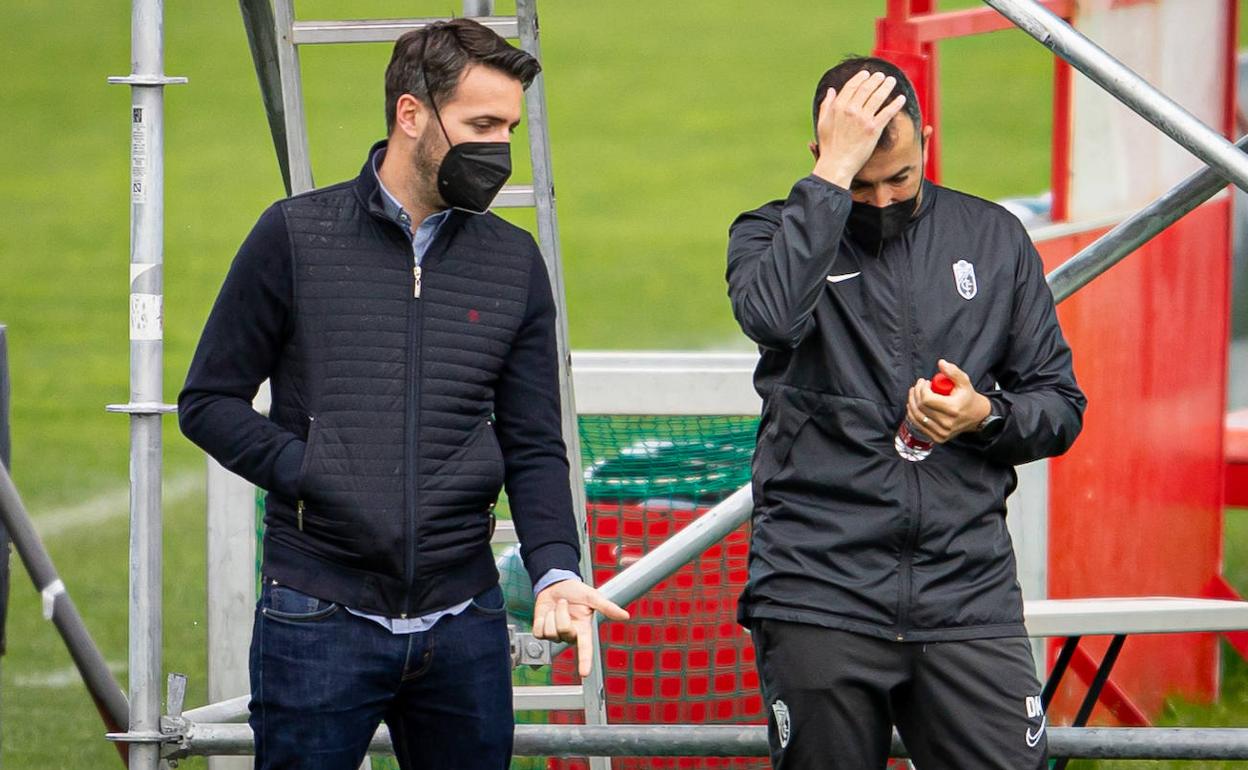 Fran Sánchez conversa con Diego Martínez en un entreno. 