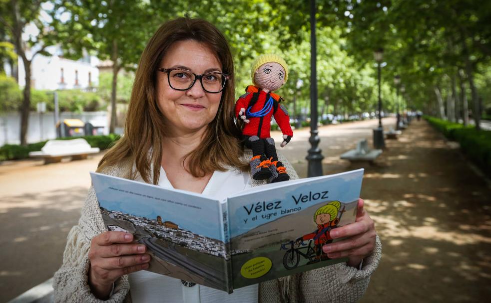 Herminia Rivas, autora de 'Vélez Veloz y el tigre blanco', con el muñeco de croché inspirado en el personaje. 