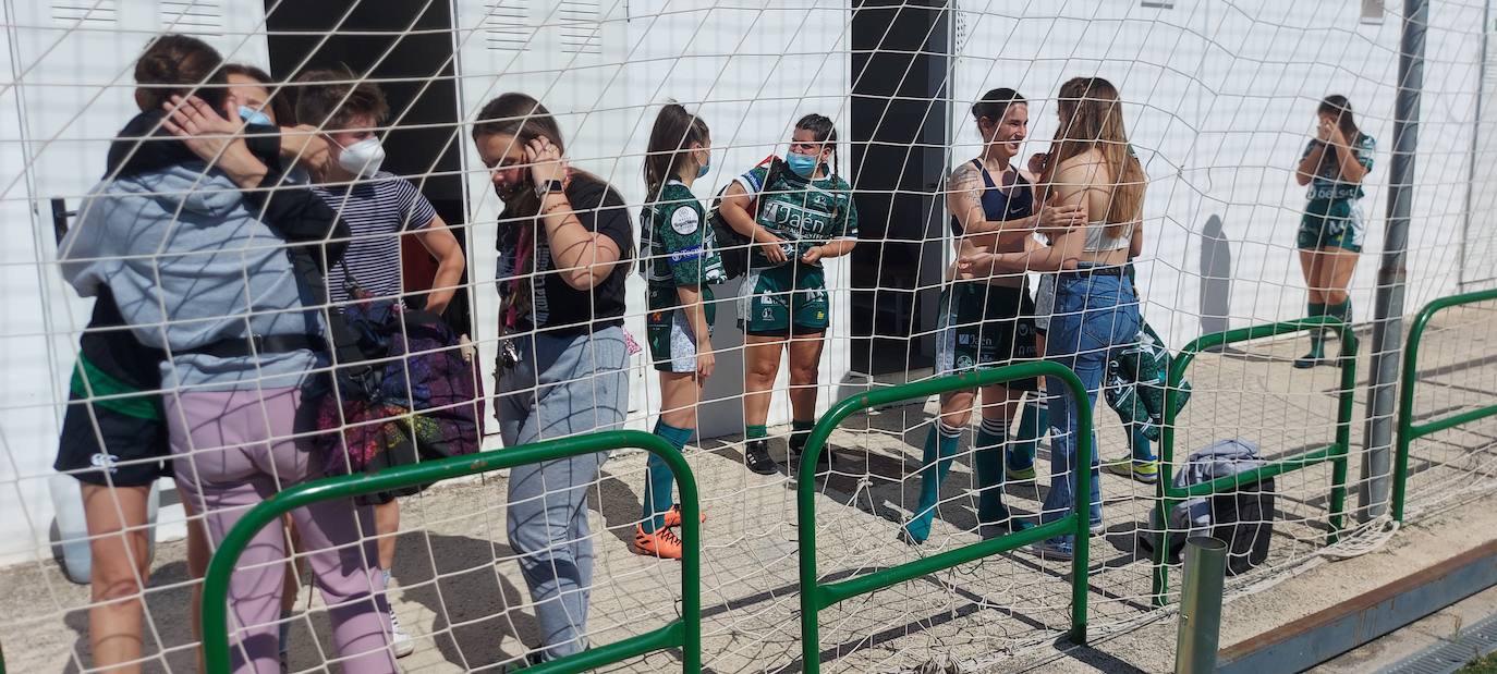 Imagen secundaria 1 - Arriba, formación del equipo; abajo, encuentro de las jugadoras al llegar al campo de Las lagunillas y al lado instalando los banderines antes del partido. 