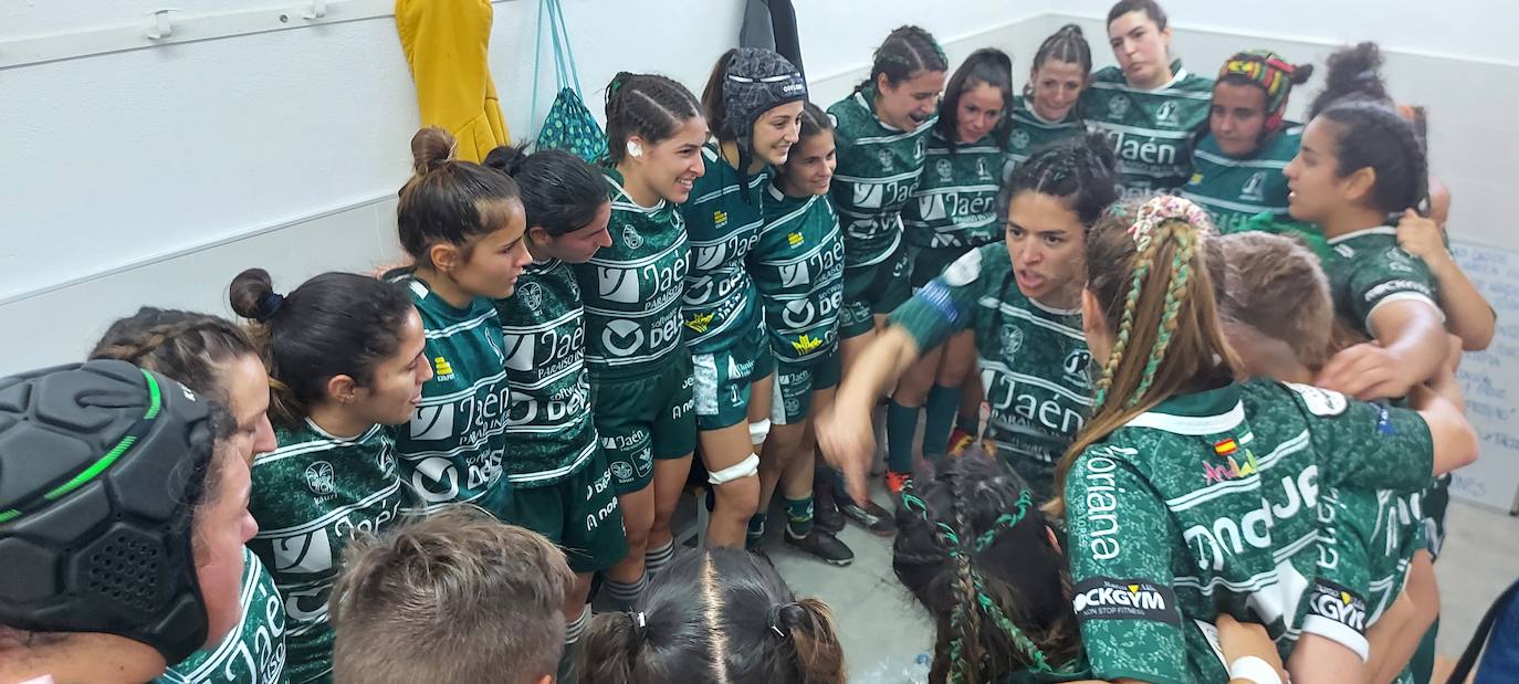 La capitana Elena Teruel arenga a sus compañeras antes de salir al césped de las Lagunillas. 