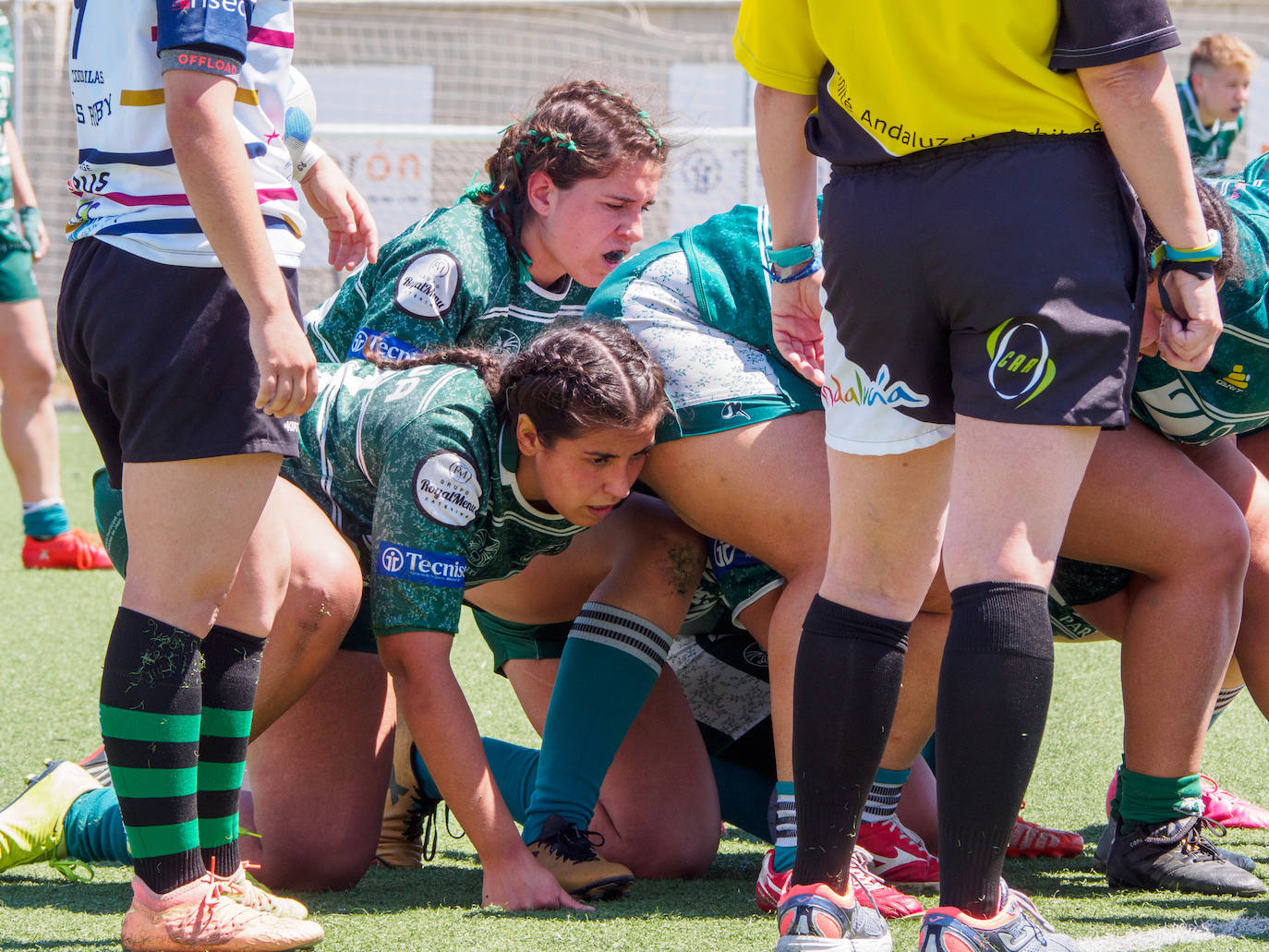 Imagen principal - Arriba, un momento del último partido, abajo, un entrenamiento y el entrenador Reche anota en una pizarra las indicaciones a transmitir a las jugadoras. 