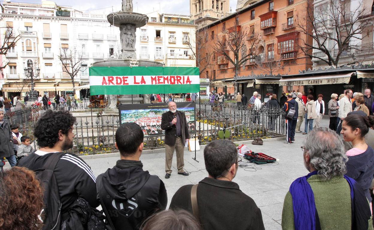 Miembros de diferentes colectivos recuerdan con una lectura de poemas la quema de libros andalusíes en la Plaza de Bib Rambla en 2011.