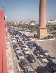 Imagen secundaria 2 - Coronavirus y vacunas en Granada | Largas colas y retenciones en el entorno de Fermasa por la vacunación masiva