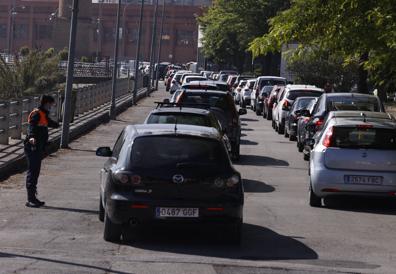 Imagen secundaria 1 - Coronavirus y vacunas en Granada | Largas colas y retenciones en el entorno de Fermasa por la vacunación masiva