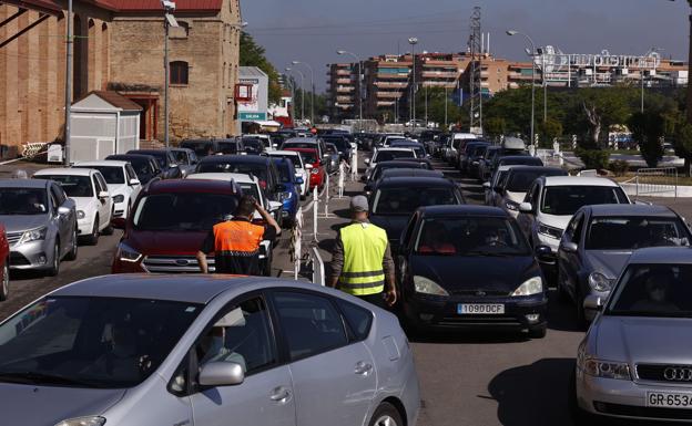 Largas colas y retenciones en el entorno de Fermasa por la vacunación masiva