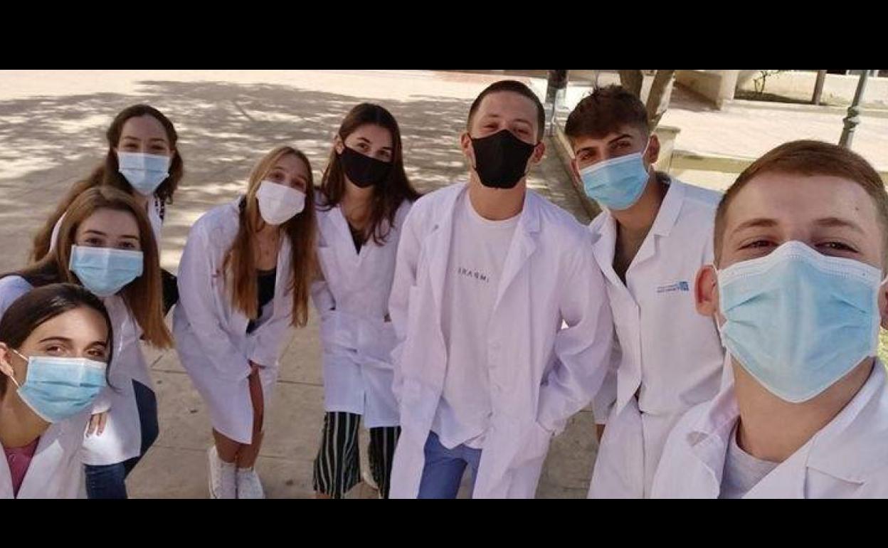 Estudiantes de primer curso de Medicina en la UMA. En el centro, el granadino Juan Miguel Rodríguez.