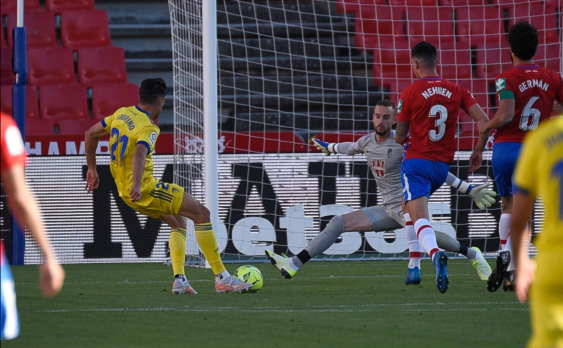Aarón Escandell realiza una parada salvadora en un uno contra uno con Rubén Sobrino tras el 0-1 del Cádiz. 