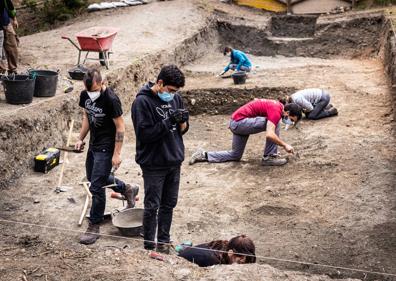 Imagen secundaria 1 - Trabajos de excavación en una de las dos fosas. 