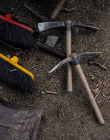 Imagen secundaria 2 - Trabajos de excavación en una de las dos fosas. 