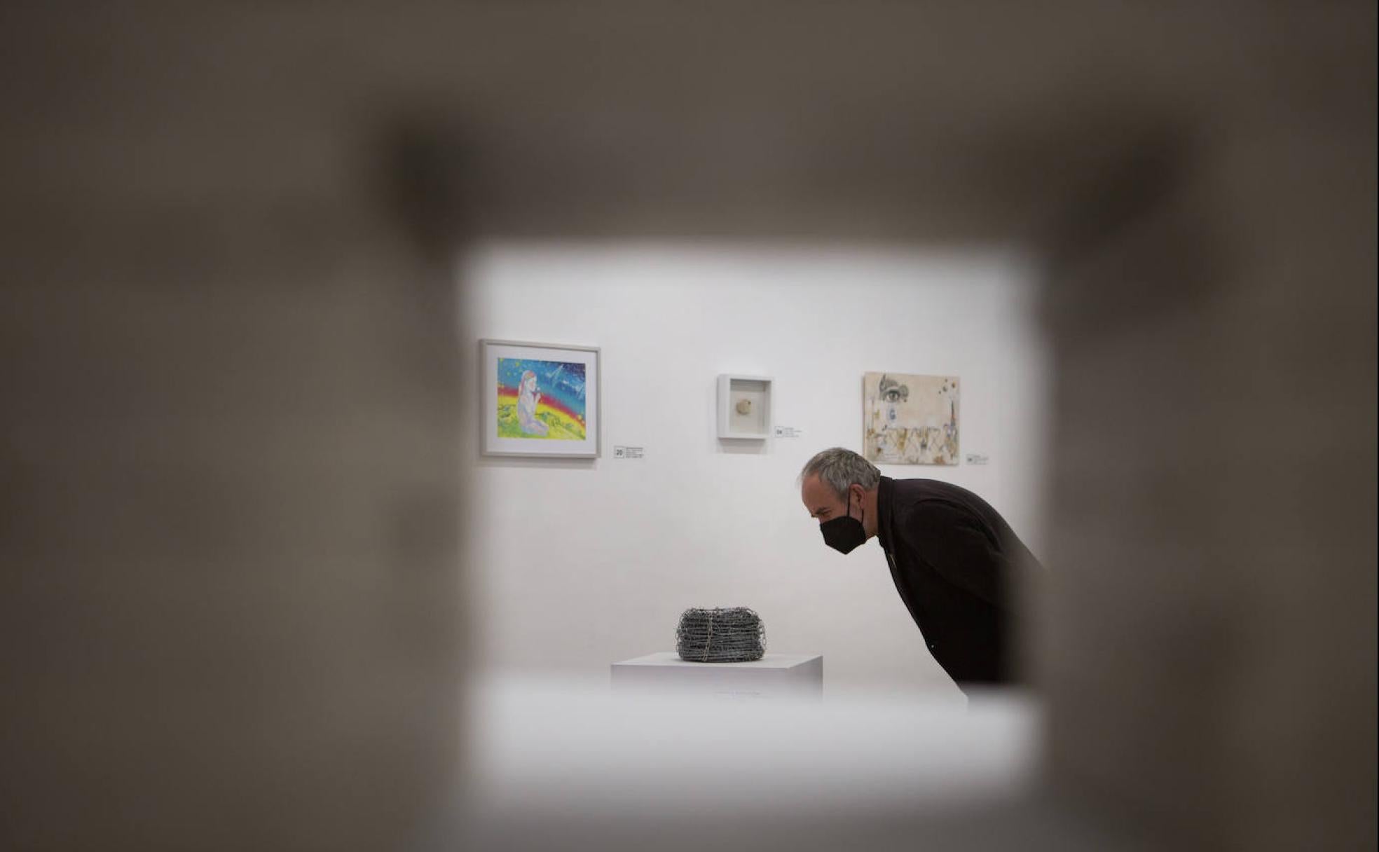 Observando la obra 'El nido de Europa' de Alfonso Salazar. 