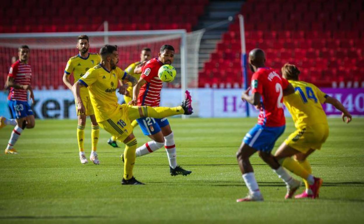 Negredo trata de controlar un balón en el partido de Los Cármenes. 