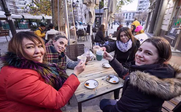 El fin del estado de alarma acaba con el límite de personas en reuniones en Andalucía