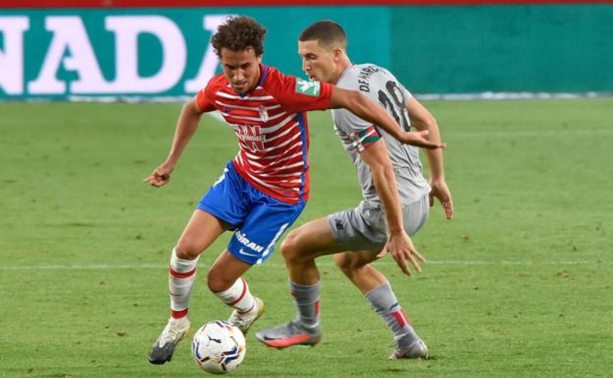 Luis Milla conduce el balón tras esquivar a De Marcos.