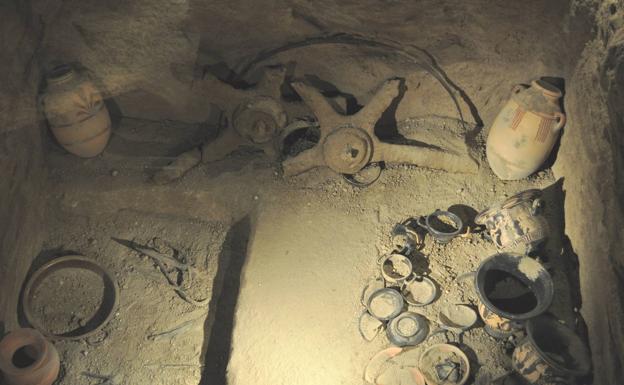 Una de las tumbas que pueden observarse en el Centro de Interpretación de los Yacimientos Arqueológicos de Baza.. 