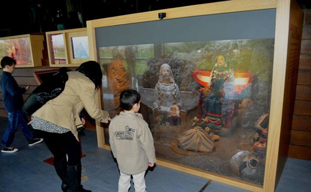 Visitantes contemplan una de las vitrinas del Centro de Interpretación de los Yacimientos Arqueológicos de Baza 