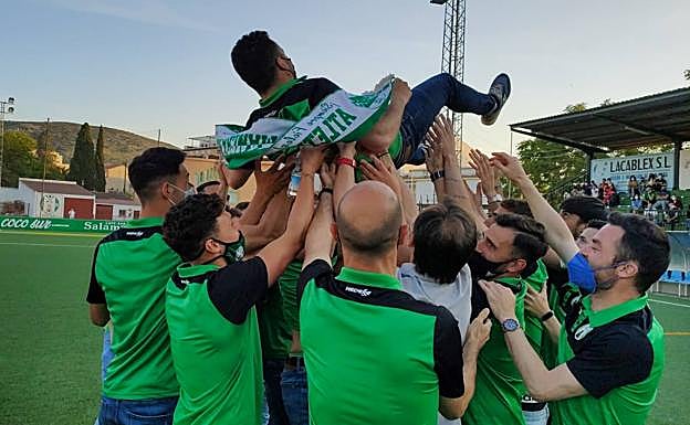 Manteo de júbilo en el estadio. 