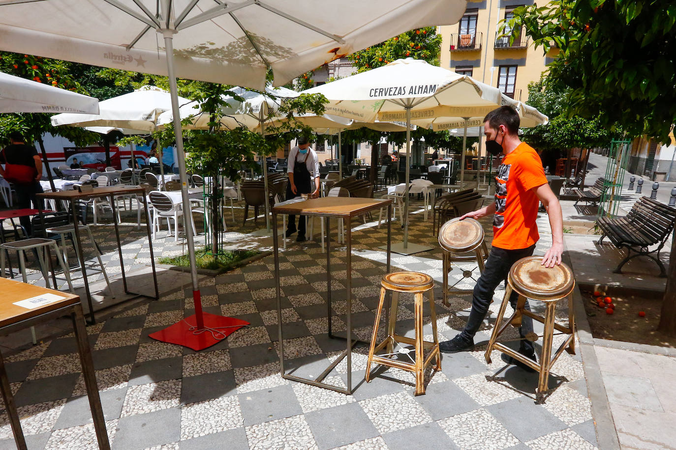 Los locales de restauración abrirán hoy hasta las 00.00 horas, en la última jornada del estado de alarma a nivel nacional
