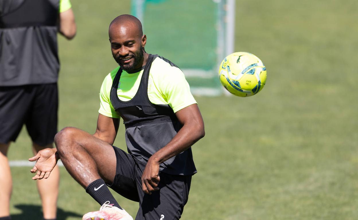 Dimitri Foulquier se divierte durante un entrenamiento del equipo. 