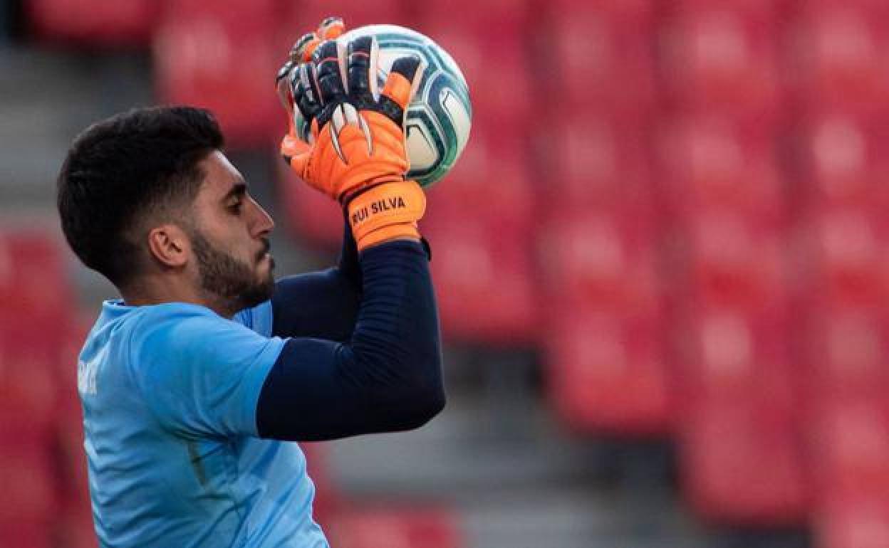 Rui Silva atrapa un balón en un calentamiento previo a un partido en Los Cármenes. 