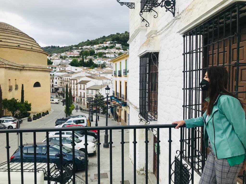 La alcaldesa de Montefrío, Remedios Gámez, este domingo en la puerta del Ayuntamiento con la plaza vacía al fondo. 