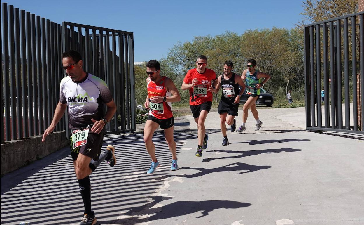 Un grupo de corredores en fila durante la edición de la carrera de Loja en 2019. 