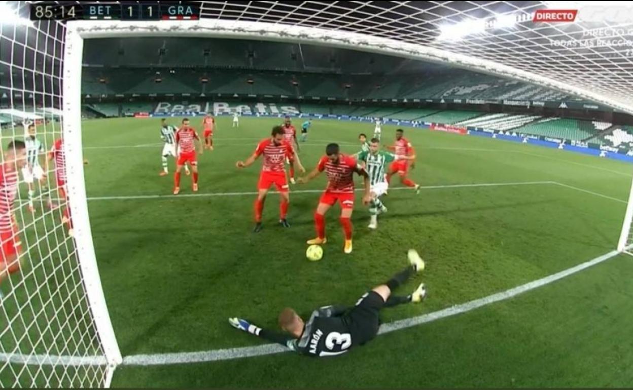 Momento en el que Gonalons toca el balón hacia atrás. 