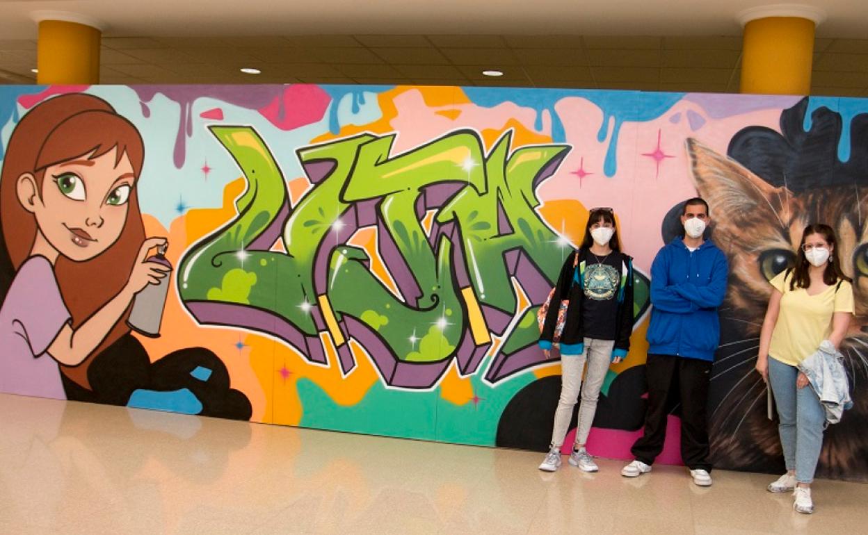 Alumnos participantes en el taller junto al mural.