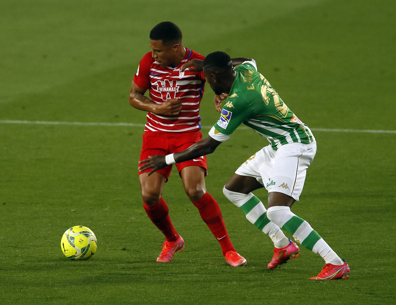 Fotos: Las mejores imágenes del Betis-Granada en el Benito Villamarín