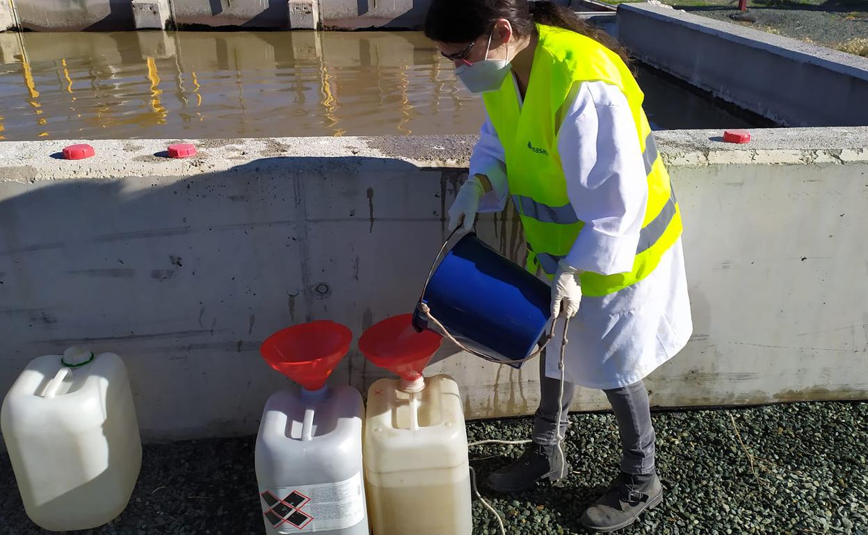 Pandemia covid | Un estudio de la UGR descarta que el coronavirus se transmita a través de las heces