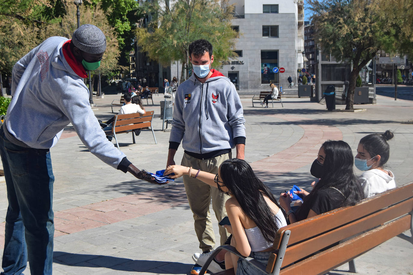 Fall y Costa reparten mascarillas en Puerta Real.