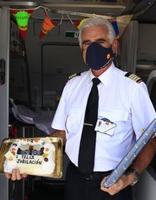 Imagen secundaria 2 - Manuel, el homenajeado, posa en las imágenes junto a personal del Aeropuerto de Granada-Jaén, con su hija Cristin y con los regalos que recibió.