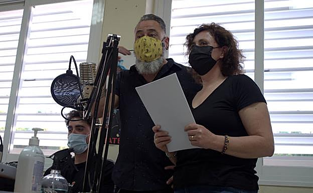 Imagen principal - Equipo artístico trabajando el guion antes del gran estreno del domingo. 