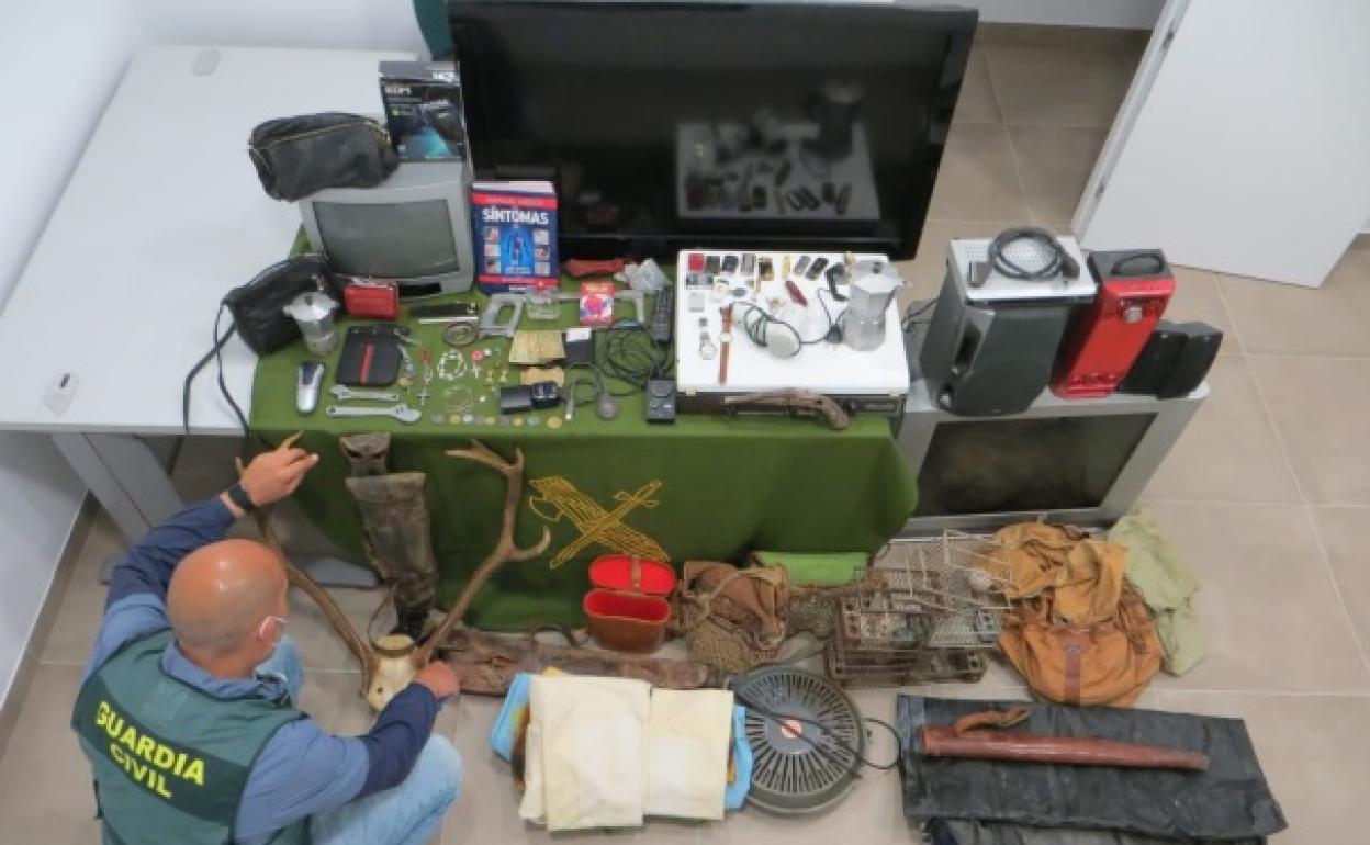 Robos violentos en Granada | Dos detenidos, uno de ellos menor, por 20 robos en casas y coches que crearon alarma en Montefrío