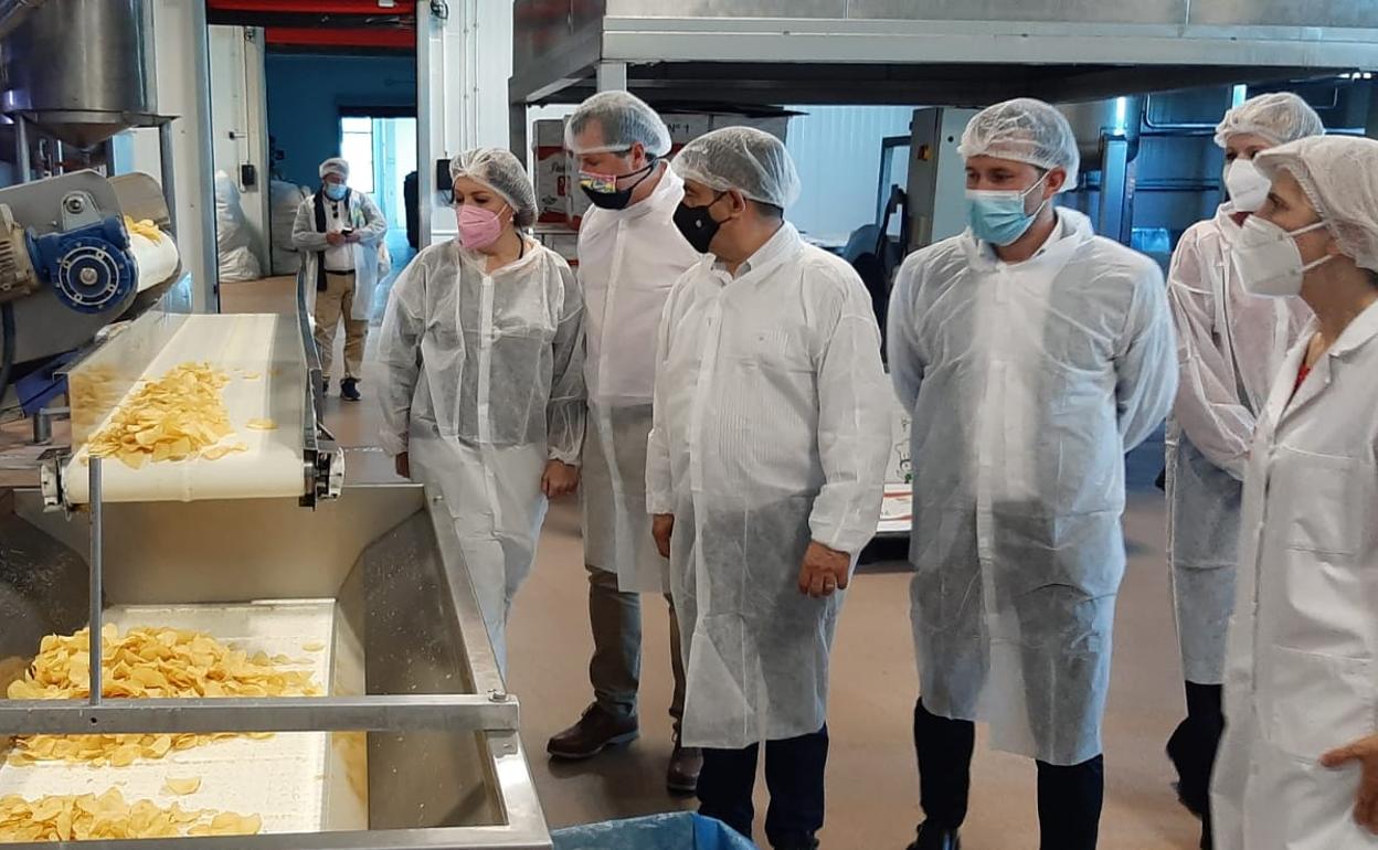 Catalina Madueño, Pedro Bruno, Francisco Reyes y Julio Millán, observan la cadena de producción de la empresa jienense.