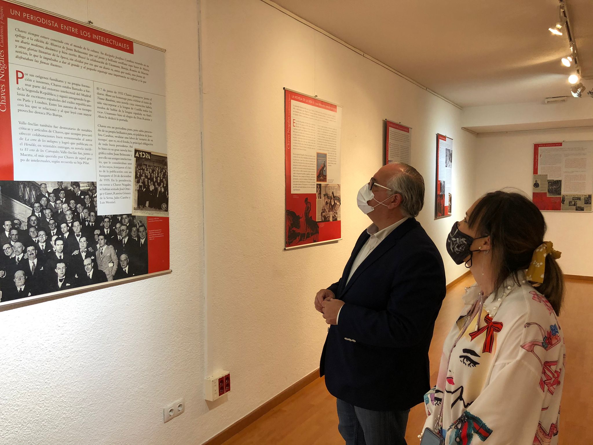 El delegado Jesús Estrella y la periodista Charo Ramos. 