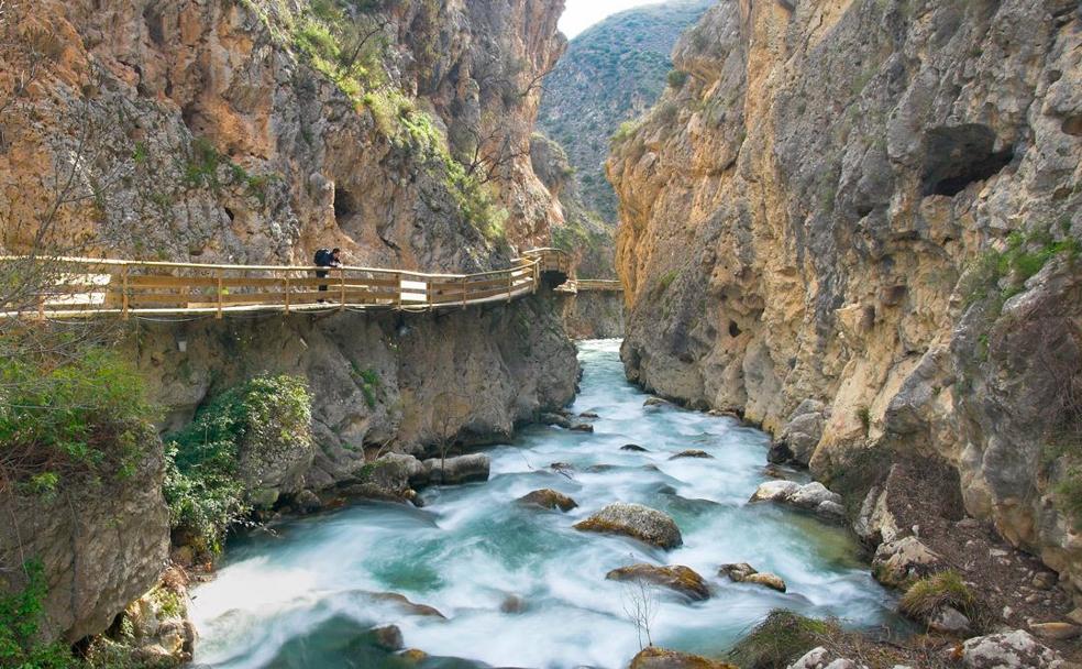 Caminando entre las impresionantes pasarelas de la Cerrada del río Castril