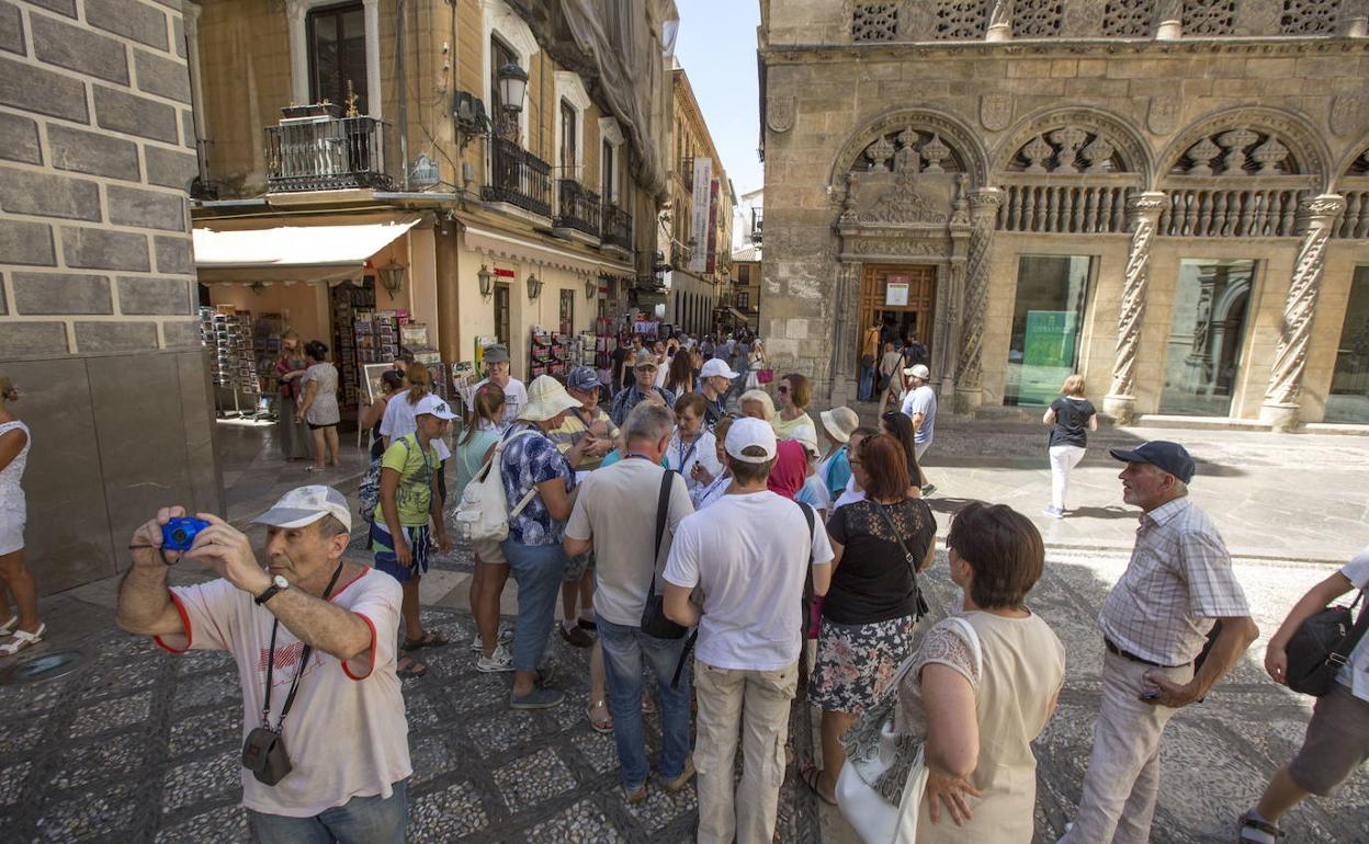 Turistas en la Capilla Real. 