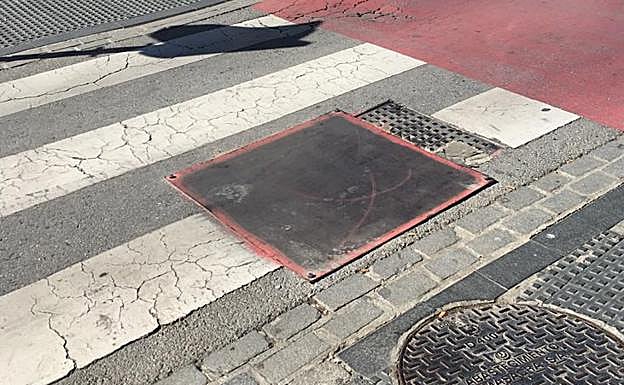 Imagen de la placa sobre la carretera en la calle Ribera del Genil.