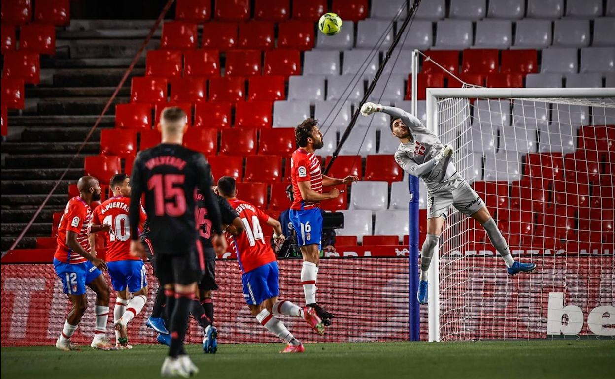 Rui Silva despeja un balón aéreo colgado al área. 