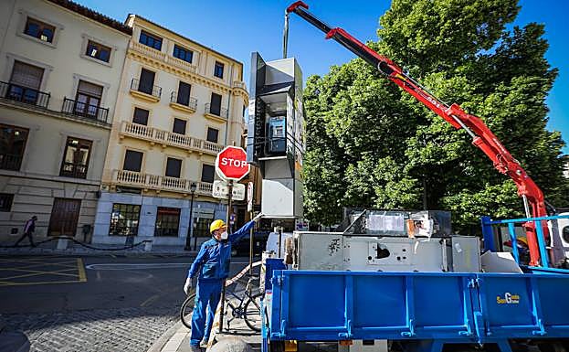 La cabina de Plaza Nueva, retirada con grúa.